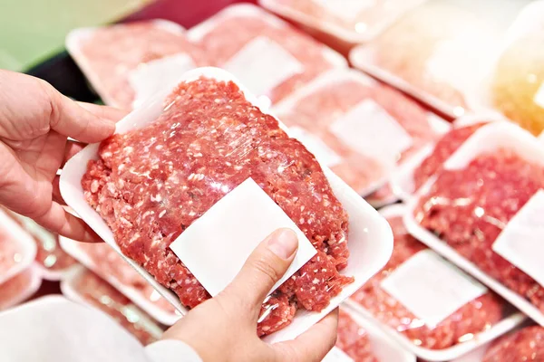 Mujer Comprador Elige Carne Picada Tienda Imagen de stock