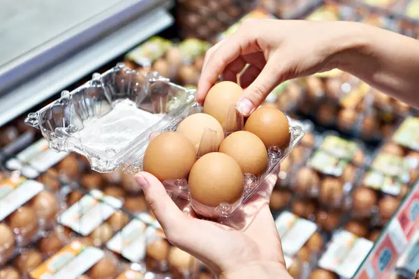 Руки Жінки Упаковкою Яєць Супермаркеті — стокове фото