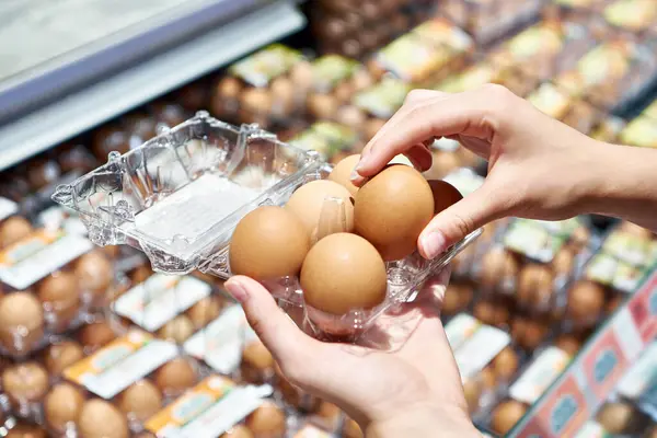Руки Жінки Упаковкою Яєць Супермаркеті — стокове фото