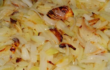 Kızarmış soğan beyaz arkaplanda izole