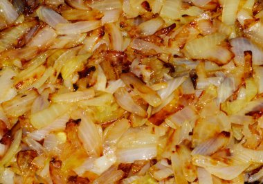 Kızarmış soğan beyaz arkaplanda izole