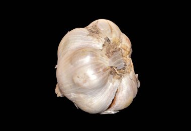 Beyaz arkaplanda sarımsak izole edilmiş.