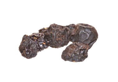 Beyaz arkaplanda izole edilmiş kurumuş meyveler