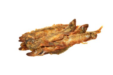Beyaz arka planda izole edilmiş kızarmış balık