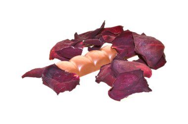 Beyaz arkaplanda izole edilmiş çikolata