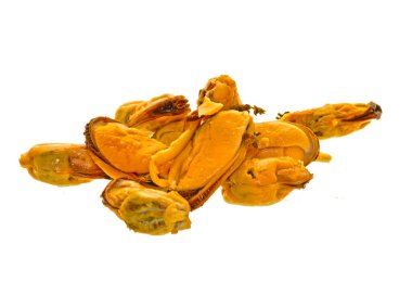 Beyaz arkaplanda yalıtılmış midyeler