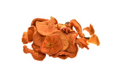 Beyaz arkaplanda izole edilmiş kurumuş meyveler