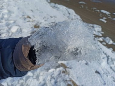 Kış mevsiminde elimizde buz, yakın çekim.