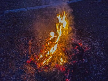 Sahada şenlik ateşi. Yaklaş.