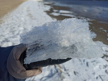 Kış mevsiminde elimizde buz, yakın çekim.