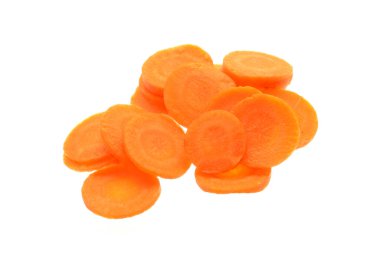 Doğranmış havuç beyaz arkaplanda izole edilmiş.