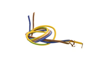 Beyaz arkaplanda izole edilmiş elektrik kablosu