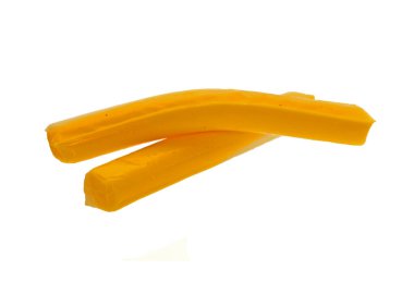 Beyaz arkaplanda izole edilmiş peynir