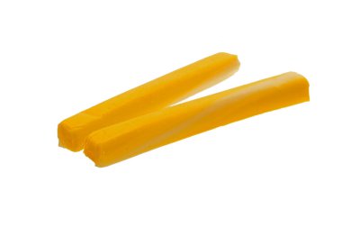 Beyaz arkaplanda izole edilmiş peynir