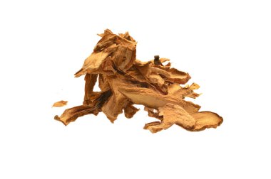 Beyaz arka planda izole edilmiş kurutulmuş mantarlar.