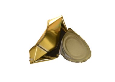 Buruşmuş metal beyaz arkaplanda izole edilmiş