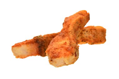 Beyaz arka planda izole edilmiş kızarmış balık