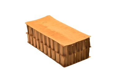 Çatlamış Kağıt, beyaz zemine izole edildi.