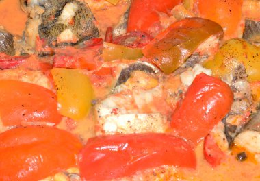 Beyaz arkaplanda yalıtılmış bahar salatası