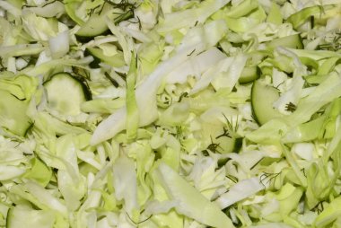 Beyaz arkaplanda yalıtılmış bahar salatası
