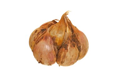 Beyaz arkaplanda sarımsak izole edilmiş.