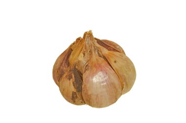 Beyaz arkaplanda sarımsak izole edilmiş.