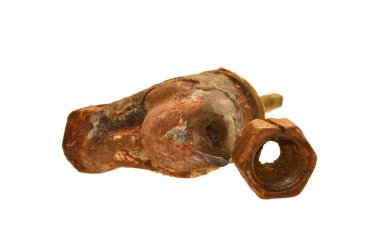 Beyaz arka plan üzerinde izole paslı metal