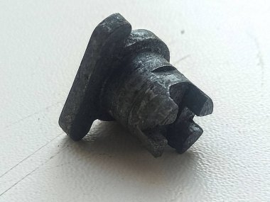 Beyaz arka plan üzerinde izole paslı metal