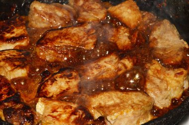 Beyaz arkaplanda izole edilmiş et