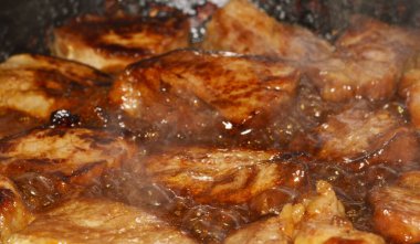 Beyaz arkaplanda izole edilmiş et