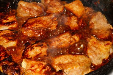 Beyaz arkaplanda izole edilmiş et