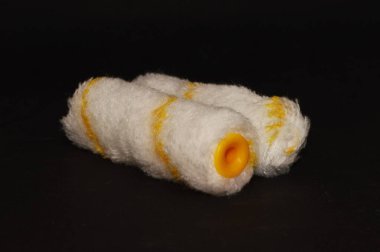 Kürk silindiri beyaz arkaplanda izole edildi