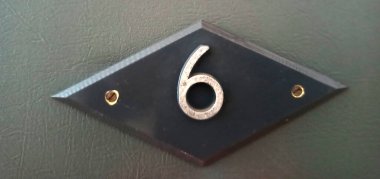 Beyaz arkaplanda kapı işareti izole edildi