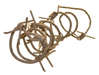 Dikenli tel beyaz arkaplanda izole edildi