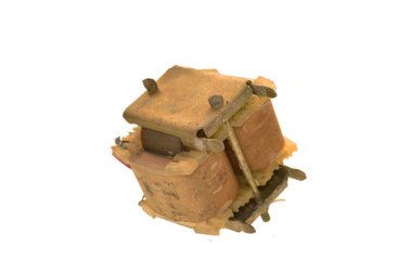 transformatör beyaz arkaplanda izole edildi