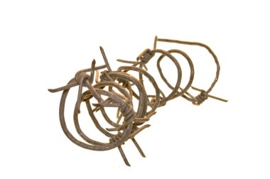 Dikenli tel beyaz arkaplanda izole edildi