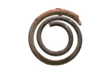 Beyaz arka plan üzerinde izole paslı metal