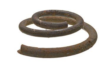 Beyaz arka plan üzerinde izole paslı metal