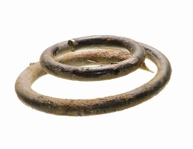 Beyaz arka plan üzerinde izole paslı metal