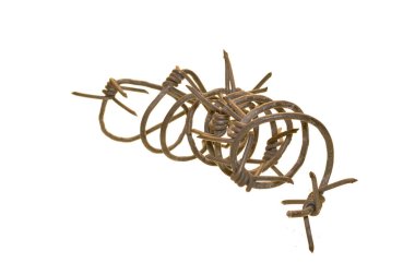 Dikenli tel beyaz arkaplanda izole edildi