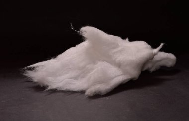 Beyaz arkaplanda izole edilmiş pamuk parçası