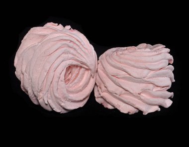 Marshmallow siyah arkaplanda izole edildi