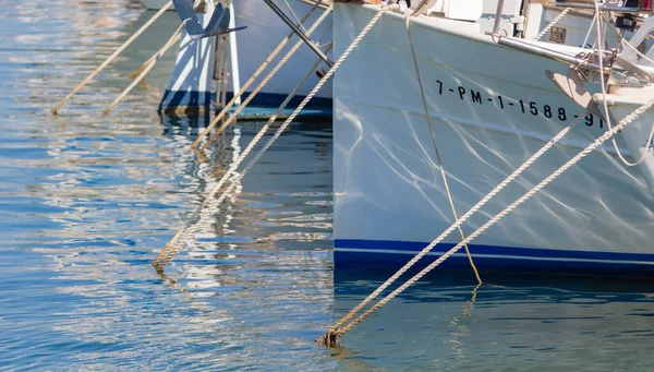 Deniz kıyısında balıkçı teknesi