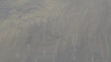 Hava Senfonisi: 4K ProRes 'deki büyüleyici yel değirmeni görüntüleri. Yüksek kalite 4K görüntü. Bu stok videosu bir uçaktan çekilen nefes kesici hava görüntülerini sunuyor.