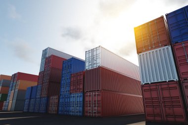 Geçici depolama, yükleme, boşaltma ve konteynır noktasında sıralama için standart konteynırların depolanması. Gökyüzüne karşı güneşli bir günde, özel bir yerde bir sürü renkli konteynır..