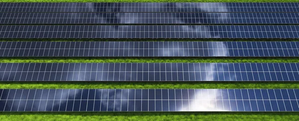 一排排的太阳能电池板在绿草的背景上 替代电力地面发电厂 — 图库照片