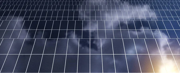 Σειρές Ηλιακών Συλλεκτών Ένα Χωράφι Φόντο Πράσινου Χόρτου Σταθμοί Ηλεκτροπαραγωγής — Φωτογραφία Αρχείου