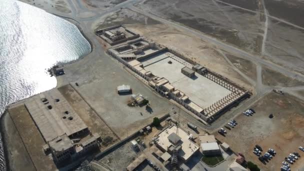 Camera Drone Fies Aqeer Uqayr Castle Saudi Arabia — Stock Video