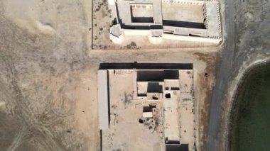 Bir kamera İHA 'sı Aqeer (El Uqayr) Şatosu, Suudi Arabistan üzerinde ileri gidiyor