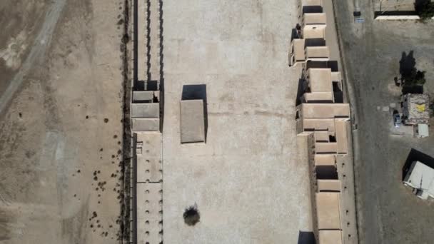 Camera Drone Fies Backward Aqeer Uqayr Castle Saudi Arabia — Stock Video